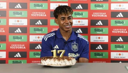 开云体育-亚马尔17岁生日:姆巴佩要我球衣,我不会成为梅西