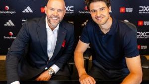 开云平台-还以为...曼联新门将拉门斯与经纪人合影,评论区:滕哈赫2.0