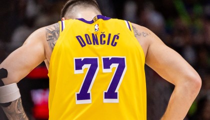 开云平台-这球居然没投…东契奇最后空位三分犹豫了一下 出手机会转瞬即逝