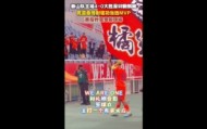 有求必应！克雷桑赛后与球迷完成“WE ARE ONE”，满足签名要求