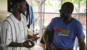 欢迎来到我的主场!巴特勒尽情招待追梦 打牌聊天不亦乐乎