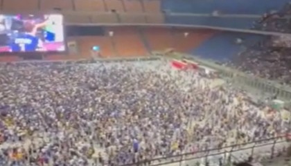 开云体育-被打爆了米体晒视频:国米0-4后,在梅阿查看决赛的球迷退场