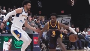 开云平台-游刃有余!布朗尼帅气变向后面对贴防打进高难度后仰跳投