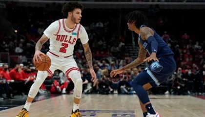 开云官方-鲍尔膝盖伤势致归期未定 公牛新赛季难进前六？